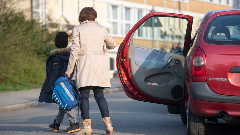 Nur mal schnell im Kreuzungsbereich parken, um das Kind rauszulassen? Keine Seltenheit vor Sachsens Schulen.