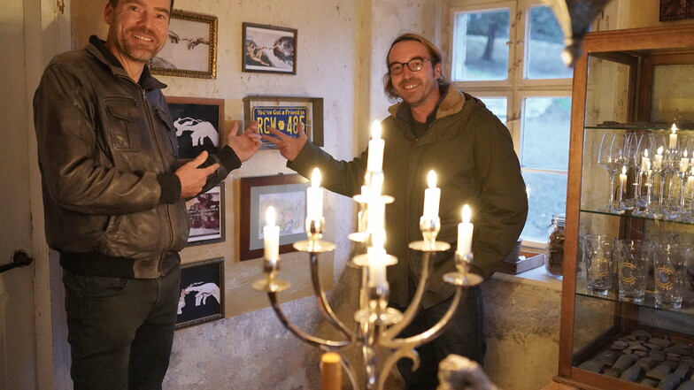 Martin Biedermann (rechts) und Dirk Dobiéy von der Cambium Compagnie präsentieren den ersten Raum im Haus Nummer Elf in Mauna, das sie zur Weinklause mit Lustweingarten umbauen. Foto: Uta Büttner