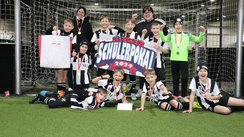 Ungeschlagen haben die zehn Kicker vom Team Siggi den Schüler Cup in Leipzig gewonnen. Als Preis gab es neben dem Pokal und Medaillen auch Freikarten.