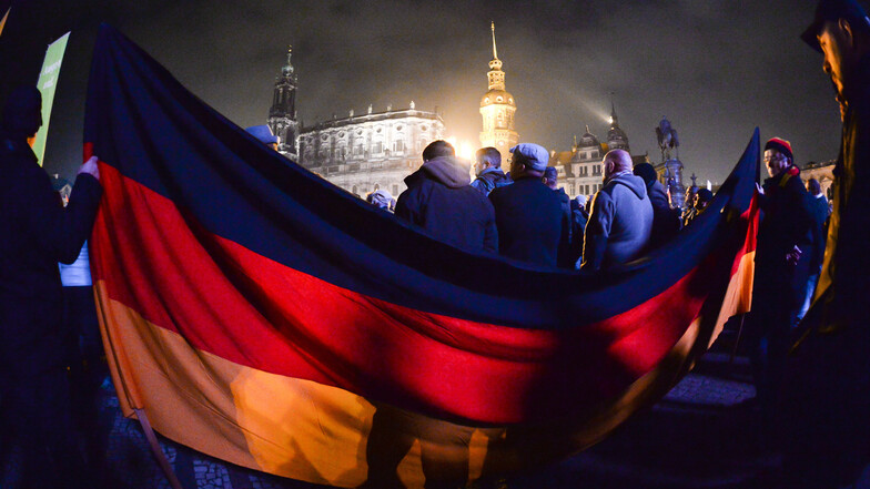 Seit Ende 2014 demonstriert Pegida in Dresden. An diesem Montag zeigten zwei Teilnehmer den Hitlergruß.