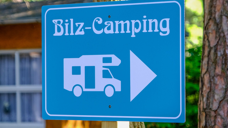 Ein Schild weist den Wohnmobil-Reisenden am Bilzbad den Weg zum Campingplatz. Wo einst alte Bungalows standen, hat die sbf GmbH einen Stellplatz für Caravans geschaffen.