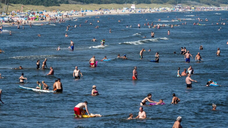 An einem Strand der Ostseeinsel Usedom ist ein lebloser Mann im Wasser gefunden worden.