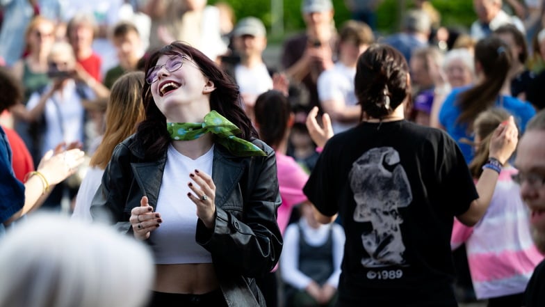 Beim Happy Monday am 19. August auf dem Hauptmarkt in Bautzen kann ausgelassen getanzt werden - so wie bei einer Veranstaltung dieser Reihe Ende April vorm Theater.