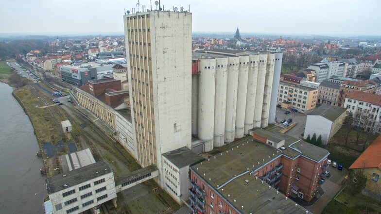 Der Maschinenturm und die etwas niedrigeren Silos des einstigen Mischfutterwerks in Riesa prägen das Stadtbild.