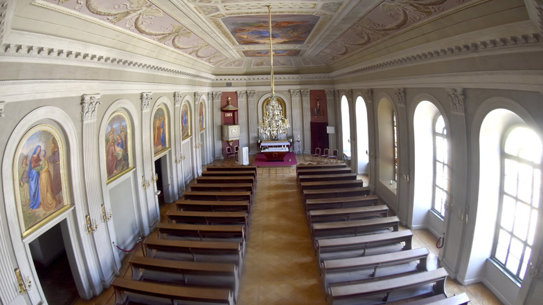 Ein außergewöhnlicher Blick in die frisch restaurierte Schlosskapelle von der Orgel aus.