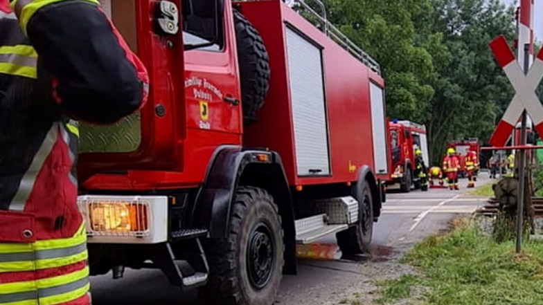 Mehrere Feuerwehren mussten am Mittwochabend zu einem Brand in Pulsnitz ausrücken.