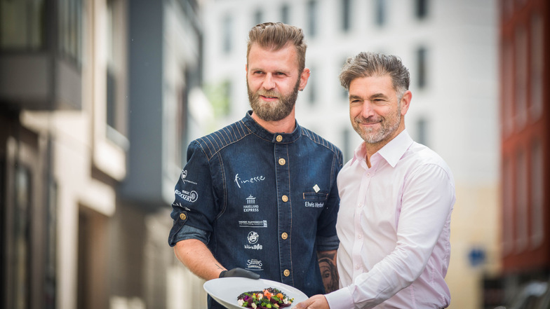 Clemens Lutz (r.) ruft die Dresdner zum Kochsternstunden-Spezial. Auch der Sieger der 12. Ausgabe, Elvis Herbek vom Restaurant finesse ist dabei.