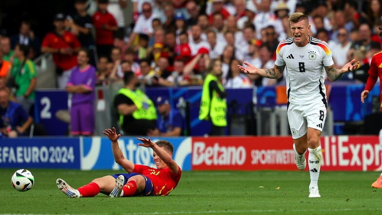Toni Kroos (M) bei seinem letzten Spiel für die deutsche Nationalmannschaft im Kampf mit dem Spanier Dani Olmo.