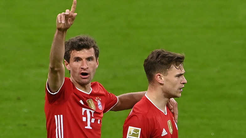 "Die Schale holen wir gleich", scheint Thomas Müller hier anzeigen zu wollen, nachdem Joshua Kimmich gerade den zweiten Münchner Treffer gegen Leverkusen erzielt hat.