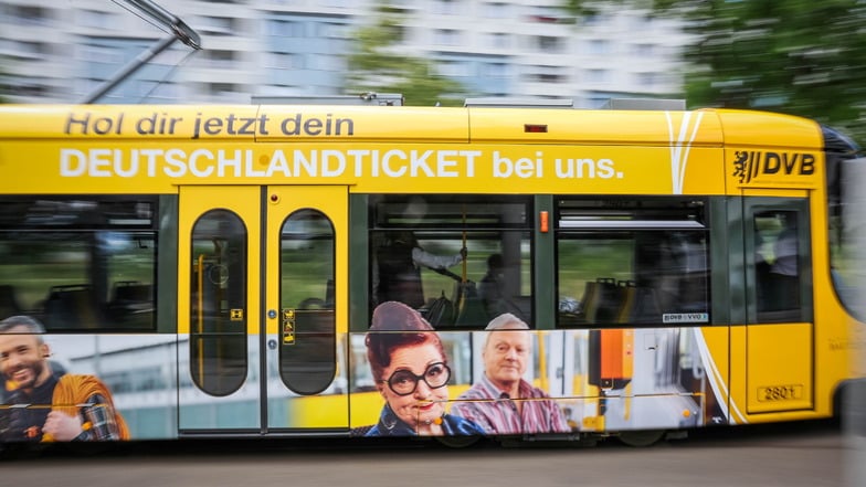 Eine Werbung für das Deutschlandticket auf einer Dresdner Straßenbahn: Ab 2025 soll es 58 Euro pro Monat kosten.