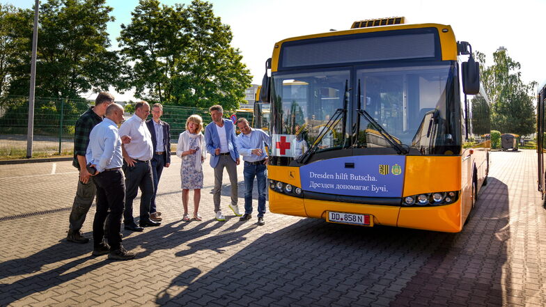 Dresdner Busse für Butscha verabschiedet