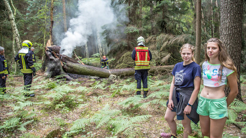 Sara (14, rechts) und Lisa Krause riefen rechtzeitig die Feuerwehr, die Schlimmeres verhindern konnte.