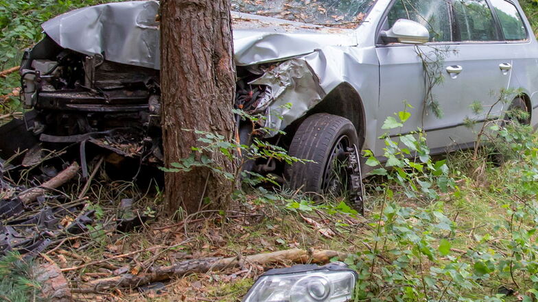 Autos stießen in Glaubitz und Lampertswalde gegen Bäume