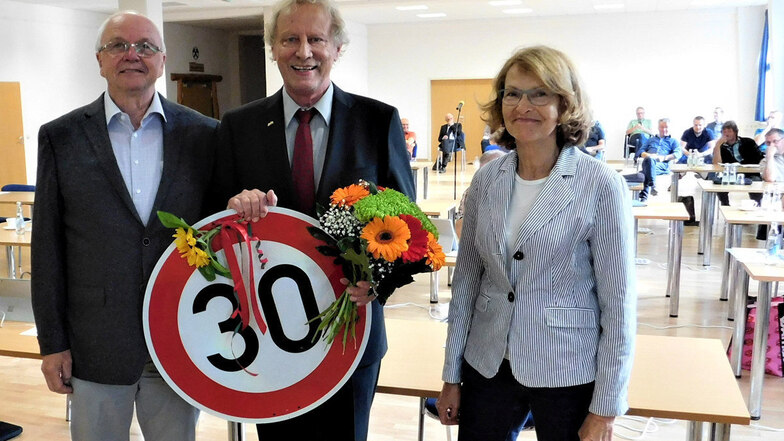 Seit 30 Jahren ist Thomas Kirsten Bürgermeister in der Bergstadt Altenberg. Daran erinnerten die lang jährigen Weggefährten Dr.
Sabine Schilka und Andreas Büttner am Montag in der Stadtratssitzung.