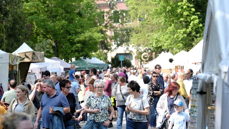 Viel los beim Kunstfest in Meißen. Nach zwei Jahren Pause zog es am Wochenende mehrere Tausend Besucher nach Meißen-Cölln.