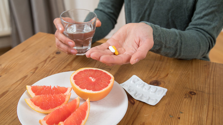 Schwierige Kombination: Die Stoffe in der Grapefruit beeinflussen Enzyme im Körper - und damit auch die Wirkung mancher Medikamente. Foto: dpa/Christin Klose
