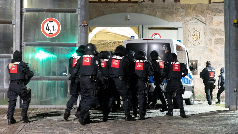 Polizisten betreten die JVA Untermaßfeld in Thüringen. Am Dienstagabend sollen dort mehrere Häftlinge in einer Zelle der JVA und im Innenhof die Aufforderungen der Mitarbeiter missachtet haben.