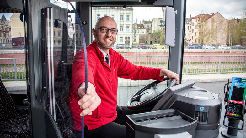 Hagen Lorenz hat Glück. Im Bus, mit dem er gerade auf Tour ist, schützt ihn jetzt eine stabile Glasscheibe vor Ansteckung mit dem Virus. Regiobus Mittelsachsen rüstet nach und nach alle Busse so um.
