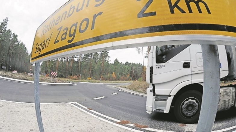 Über den Kreisverkehr bei Sagar gelangt der Schwerlastverkehr aus Weißkeißel kommend nach Polen. Den sogenannten „Polenkreisel“ an der S 127 nutzen viele Lkw.