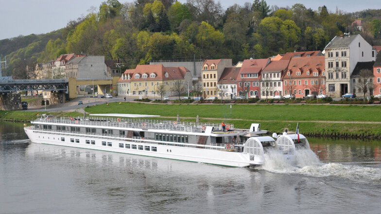 Die Elbe-Princess I 2016 auf dem Weg auf der Elbe durch Meißen.