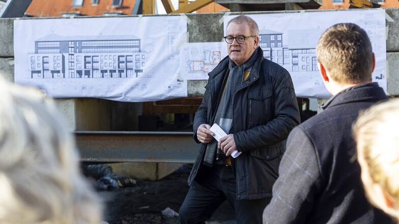 Architekt Dr. Peter Fürll vor den Bauplänen.