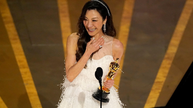 Schauspielerin Michelle Yeoh nahm den Preis als beste Hauptdarstellerin für "Everything Everywhere All at Once" entgegen. Das schräge Science-Fiction-Drama holte insgesamt sieben Auszeichnungen, unter anderem "Beste Regie" für Daniel Scheinert und Daniel 