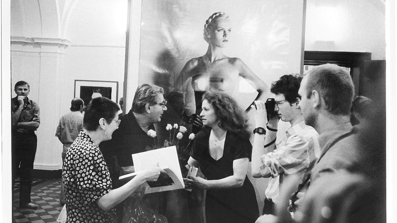 Im Mai und Juni 1990 war in der HGB-Galerie die Ausstellung "Helmut Newton - Fotografien" zu sehen. In der Mitte Helmut Newton und Christine Rink.