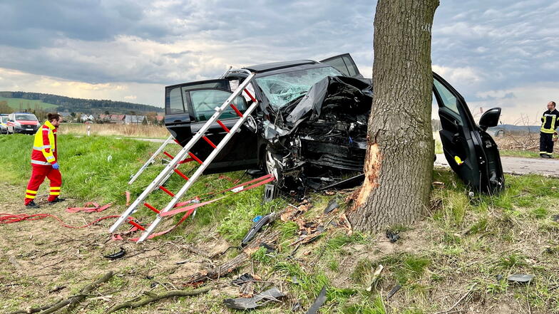Mit zertrümmerter Front steht das Unfallfahrzeug am einzigen Baum weit und breit.