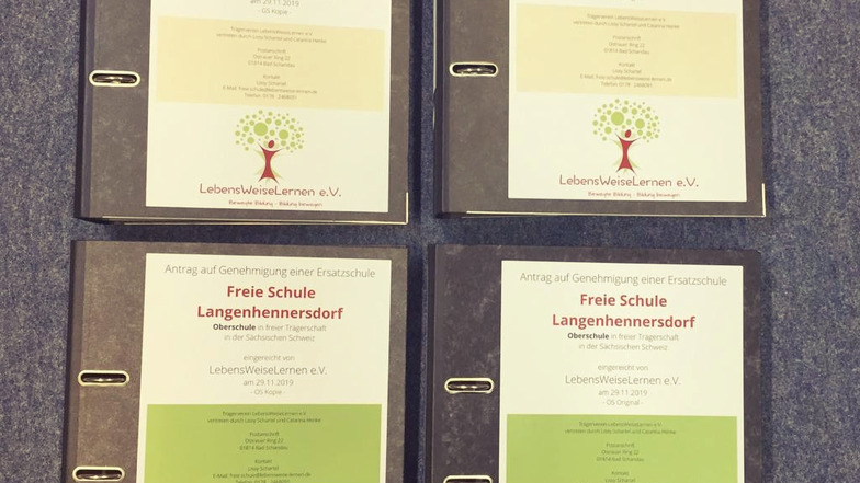 Vier Ordner, zwei Schulen, ein Verein: In Langenhennersdorf soll eine Freie Schule entstehen.