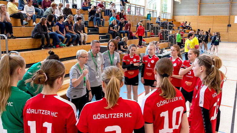 Trainerin Kathrin Täschner hat eine Auszeit genommen und versucht, ihren Spielerinnen die richtigen Tipps für die nächsten Minuten zu geben.