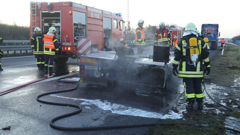 Feuerwehren aus Sachsen und Brandenburg mussten am Freitagmorgen zum Einsatz auf die A13 bei Schönborn.