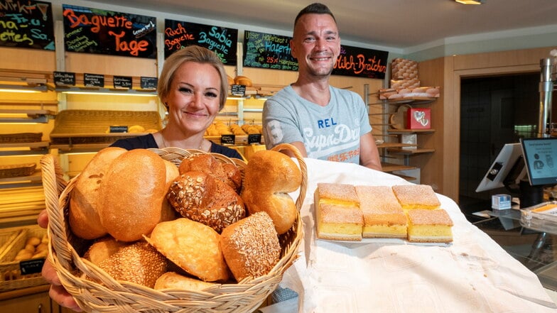 Kevin Klein und Jana Niegsch von der Bäckerei Klein in Radebeul zeigen das üppige Angebot ihrer "Too good to go"-Tüte.