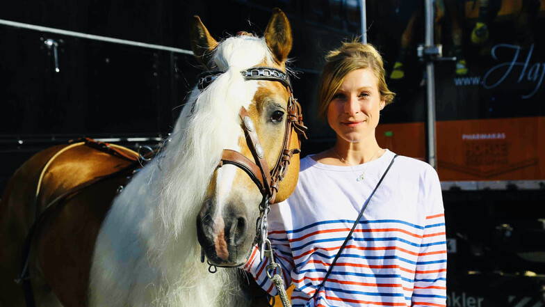 Siri Mylius reitet, seit sie zwölf Jahre alt ist. Heute ist sie für die Pferdechoreografien bei Cavalluna verantwortlich. „Das ist ein außergewöhnlicher Job, den es so nicht noch mal gibt“, sagt die 32-Jährige. Der Haflinger war bei der letzten Tour dabei