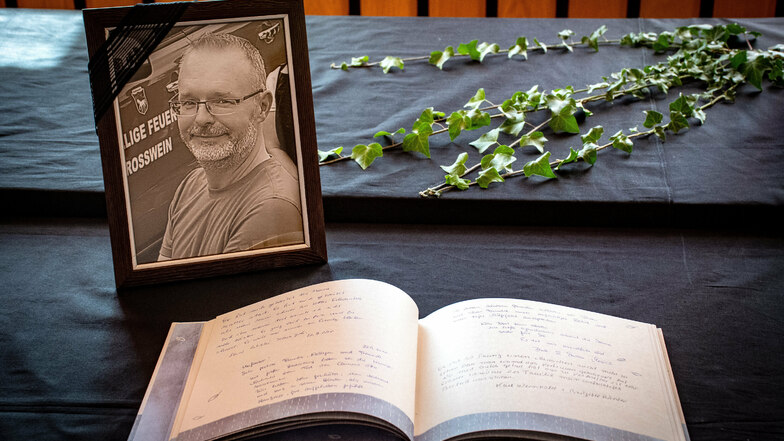 Ein Kondolenzbuch zum Gedenken an den beliebten Arzt Clemens Otto liegt seit Dienstag im Rathaus Roßwein aus