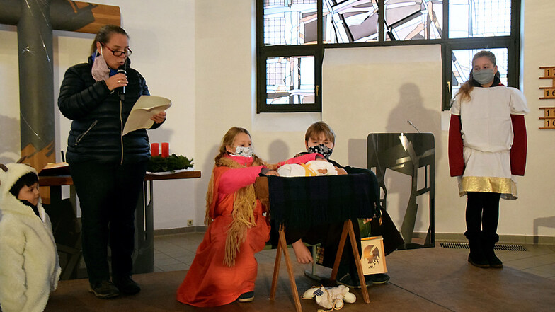 Kinder und Katechetin Silke Linke als Vorleserin üben das Krippenspiel im Hoyerswerdaer Martin-Luther-King-Haus – nun war es doch vergebens ...