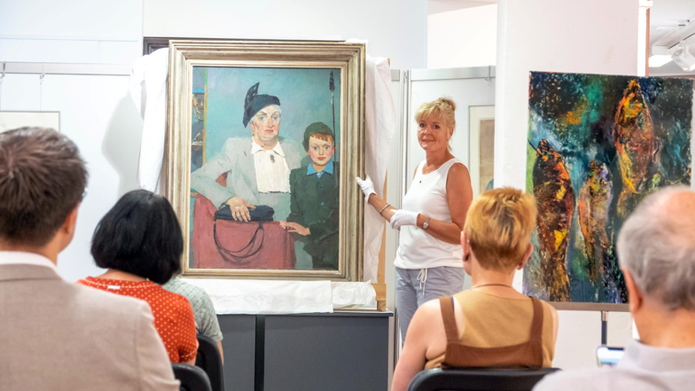 Kathrin Fuchs vom Stadtmuseum mit dem Bild „Meine Schwester mit Enkel“ des Malers Bernhard Kretzschmar. Bei einer Veranstaltung am Sonnabend hat die Stadt ihre Neuerwerbungen dem interessierten Publikum vorgestellt.