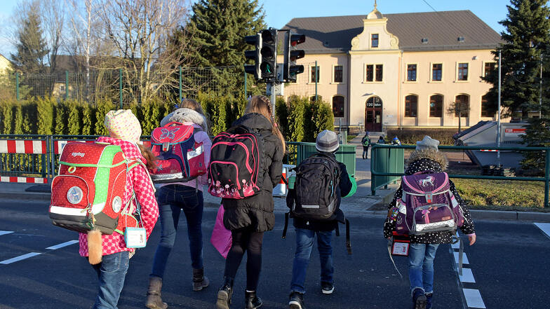 Die Schulkinder aus Grünlichtenberg müssen zurzeit bis 13 Uhr die Schule verlassen haben. Am 19. November soll der Hort wieder öffnen.