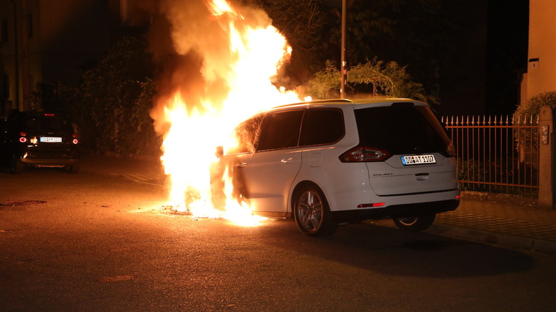 Nicht nur dieser Ford brannte in der Nacht zum Sonntag in Cossebaude.