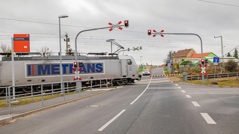 Wenn in fünf Jahren die neue Straßenbrücke über die Bahn in Zabeltitz kommt, wird die jetzige Kreisstraße voraussichtlich zur Sackgasse.
