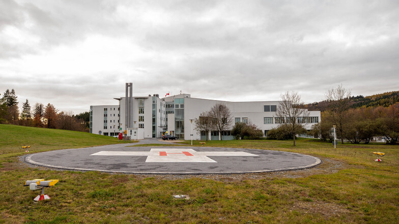 Die Asklepios Sächsische Schweiz Klinik in Sebnitz mit einem eigenen Hubschrauberlandeplatz.