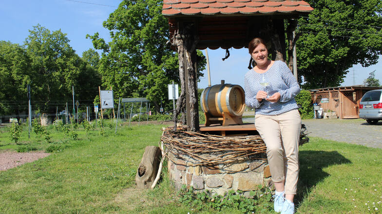 Katharina Lai freut sich auf ihre Männertaggäste auf der Wiese am Weinbrunnen.