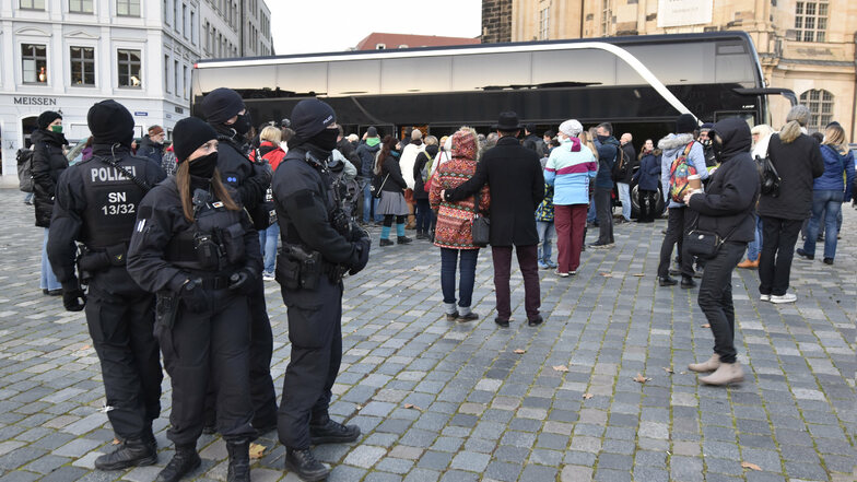 Die Polizei sichert die Demo auf dem Neumarkt ab.