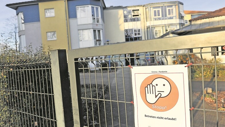 Vor der Wohnstätte für Menschen mit Behinderung „Christall“ in der Heinrich-Heine-Straße in Weißwasser verbietet ein Schild das Betreten. Auch hier sind erst eine Anmeldung und ein negativer Schnelltest erforderlich.