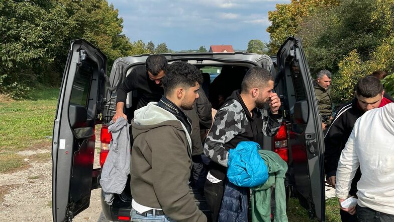 In solchen Kleintransportern bringen Schleuser mehr als 20 Migranten illegal über die polnisch-sächsische Grenze.