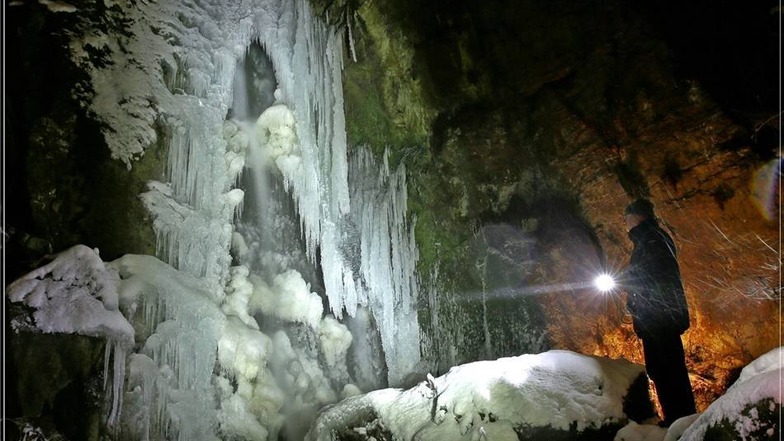 Mystisches Licht Der Frost hat den Langenhennersdorfer Wasserfall in eine Eis-Kaskade verwandelt. Das sieht beeindruckend aus, vor allem nachts mit der richtigen Beleuchtung. „Mein Vater war so nett, als Beleuchter auszuhelfen“, schreibt Norbert Kaiser aus Pirna zu seinem Foto.
