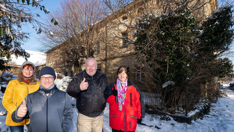 Simone Dohlich, Matthias Nerger und das Ehepaar Johannes und Sonja Elz (v. l.) sind froh, dass ihr Nachbar, der einen Hof in Kohlwesa völlig vermüllen ließ, nun endlich ausgezogen ist.