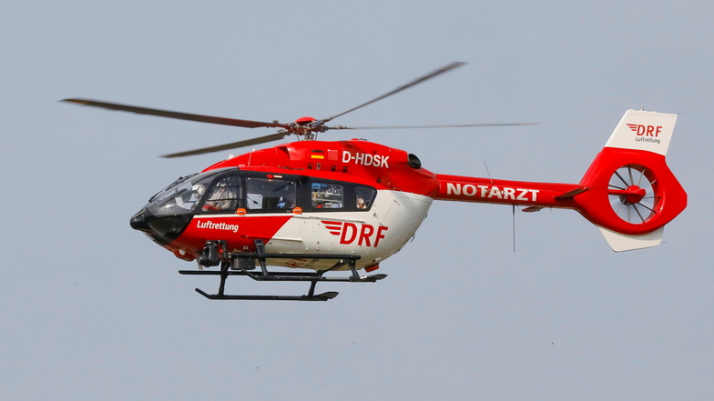 Der DRF-Hubschrauber landete wegen eines Noteinsatzes in Neugersdorf auf dem Fußballplatz.