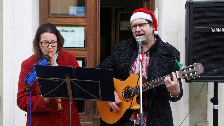 Ines Kluge-Lessig und Andreas Krause sorgten für Weihnachtsmusik. Nebenbei wurde Glühwein ausgeschenkt - ebenfalls für den guten Zweck. 