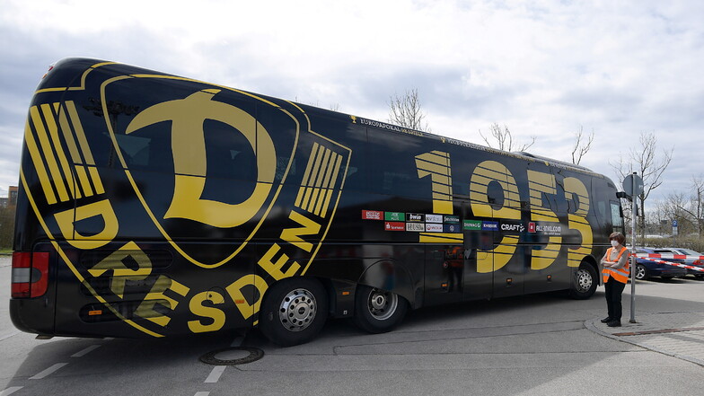 Der Mannschaftsbus von Dynamo Dresden ist am Sportpark in Unterhaching angekommen. Die Favoritenrolle ist heute klarer den je: Der Tabellenerste trifft auf den Letzten.