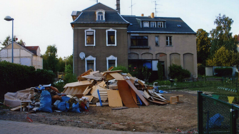Auch das ein typisches Bild dieser Tage: Vor den Häusern - hier an der Carpzovstraße - türmten sich nach dem Hochwasser die Müllberge.